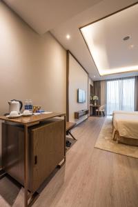 een hotelkamer met een bed en een bureau bij FLC Grand Hotel Samson in Sầm Sơn