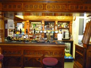un bar in un pub con un sacco di alcolici di The Red Lion Hotel a Spalding