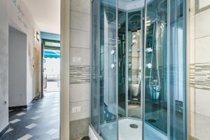 una ducha de cristal en un edificio con aseo en IL RIFUGIO SUL MARE - GenovaInRelax en Génova