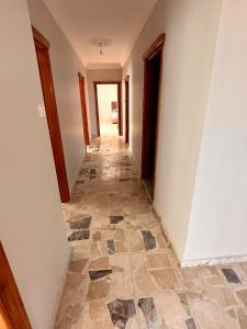 Tömük的住宿－Апартаменты，房屋内铺着瓷砖地板的走廊