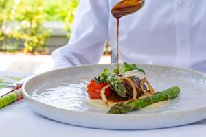 Comida en o cerca de este hotel