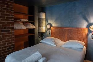 ein Schlafzimmer mit einem Bett mit zwei Kissen darauf in der Unterkunft Superbe Hammam à Paris Montparnasse in Paris