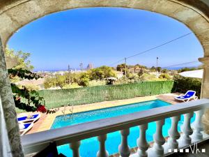 Výhled na bazén z ubytování VH CostaBlanca - TIMON nebo okolí