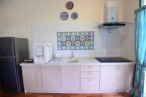 Kuchyň nebo kuchyňský kout v ubytování Rimba Alor Orchard Villas Villa Rimba + 16 fotografií