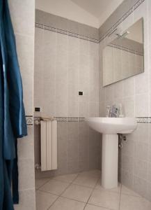 La salle de bains est pourvue d'un lavabo et d'un miroir. dans l'établissement Casa Nettuno, à Maddalenedda