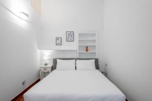 A bed or beds in a room at RELSTAY - Brera District