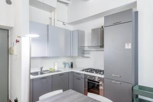A kitchen or kitchenette at RELSTAY - Brera District