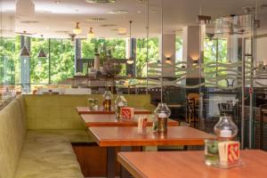 Un restaurante o sitio para comer en Trans World Hotel Donauwelle