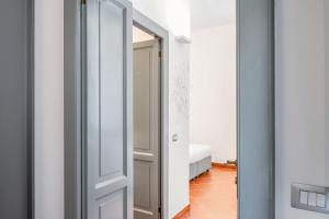A bed or beds in a room at RELSTAY - Brera District