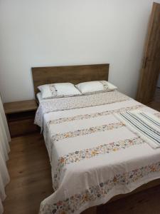 un letto con due cuscini sopra in una camera da letto di Casa Galina a Bucarest