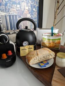 stół z talerzem chleba i czajnikiem do herbaty w obiekcie L’atelier de Graslin w mieście Nantes