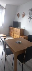Μια τηλεόραση ή/και κέντρο ψυχαγωγίας στο Appartement lumineux et fonctionnel en bord de mer