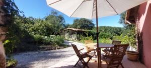 Un jardín fuera de Les Gites de Campardon