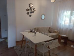 una sala de estar con una mesa y un sofá en Casa Galina, en Bucarest