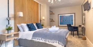 ein Schlafzimmer mit einem großen Bett und einem Schreibtisch in der Unterkunft Modern boutique apartment for 4- central Ellesmere in Ellesmere