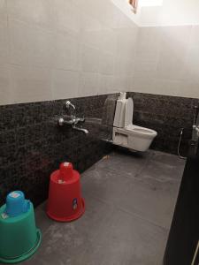 baño con aseo y grifo en Hotel 7 Eleven en Dirāng