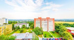 una vista sul soffitto di un edificio in una città di Nový apartmán v Ostravě u Mišky s akváriem a výhledem z balkonu na Beskydy a Ostrava