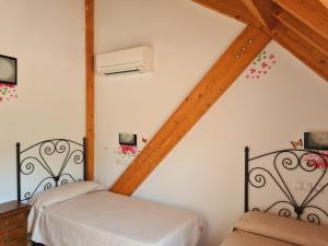 2 Betten in einem Zimmer mit Dachgeschoss in der Unterkunft Sierra de Cazorla in Arroyo Frio