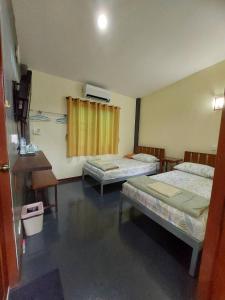 a room with two beds and a sink in it at Banjearanaihomestay Ayutthaya in Phra Nakhon Si Ayutthaya +48 photos