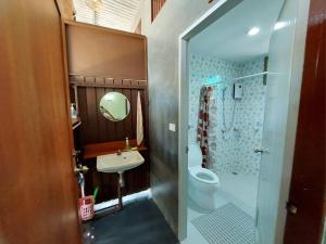 y baño con aseo, lavabo y ducha. en Banjearanaihomestay, en Phra Nakhon Si Ayutthaya