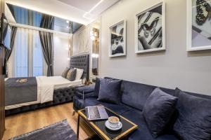 sala de estar con sofá y cama en Wind Suit en Estambul