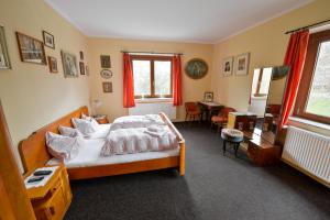 Un dormitorio con una cama y una mesa. en Hotel s restaurací Splávek, en Strakonice