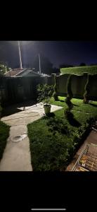 O grădină în afara JS apartmani