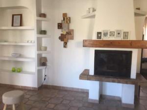 a living room with a fireplace and a tv at Villa Porto Vecchio 8p in Porto-Vecchio