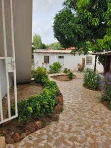 un passaggio in pietra di fronte a un edificio bianco di Villa duchesse a Sali Nianiaral