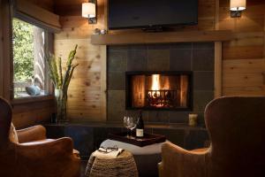 Uma área de estar em Alila Ventana Big Sur - Inclusive Resort