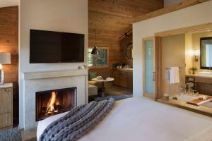 Uma TV ou centro de entretenimento em Alila Ventana Big Sur - Inclusive Resort