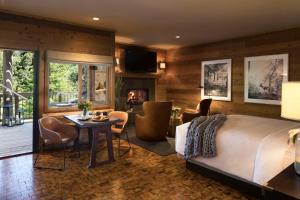 Uma área de estar em Alila Ventana Big Sur - Inclusive Resort