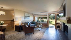 Uma área de estar em Alila Ventana Big Sur - Inclusive Resort