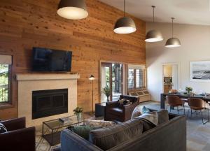 Uma TV ou centro de entretenimento em Alila Ventana Big Sur - Inclusive Resort