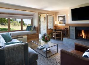 Uma área de estar em Alila Ventana Big Sur - Inclusive Resort