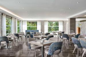 A seating area at TRYP by Wyndham Corfu Dassia