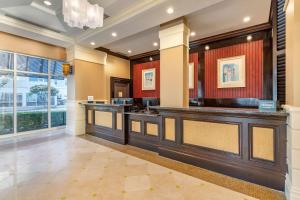 a lobby with a bar in a hotel at Hilton Vacation Club Ocean Beach Club Virginia Beach in Virginia Beach