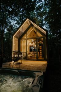 una pequeña casa en una terraza con piscina en Slowood Cabins, en Balatonszepezd