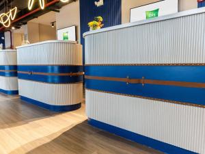 a row of white and blue servers in a store at Ibis Styles El Malecon Guayaquil in Guayaquil