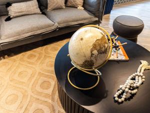 Ibis Styles El Malecon Guayaquil في غواياكيل: وجود الكرة الأرضية على طاولة في غرفة المعيشة
