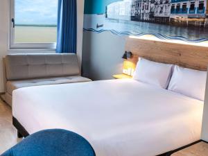 Postel nebo postele na pokoji v ubytování Ibis Styles El Malecon Guayaquil