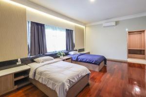 une chambre d'hôtel avec deux lits et une fenêtre dans l'établissement Chamber’ 64 private pool villa, à Chiang Mai 24 autres photos