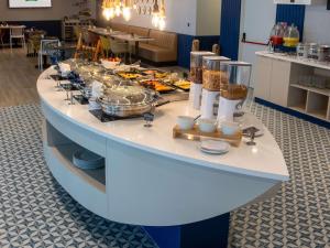 グアヤキルにあるIbis Styles El Malecon Guayaquilのカウンターでの食事付きのレストランでのビュッフェ