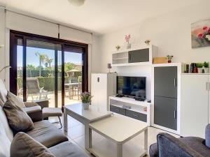 un soggiorno con un divano e un tavolo di Silene apartamento 3010 a Los Altos