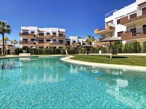 una grande piscina di fronte a un edificio di Silene apartamento 3010 a Los Altos