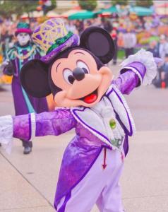osoba ubrana w paradę myszy Mickey w obiekcie Comfy flat 7 min away from Disney w mieście Serris