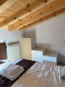 - une chambre avec un grand lit et des plafonds en bois dans l'établissement Apartamentos Rurales La Plaza 2, à Duruelo de la Sierra