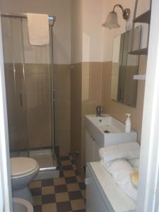 シラクーサにあるCasa Alfeoのバスルーム(シャワー、トイレ、シンク付)
