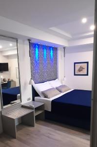 - une chambre avec un grand lit et un miroir dans l'établissement Argenta Luxury Room, à Split