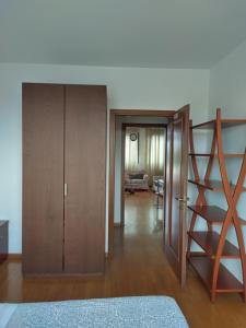 un salon avec un escalier et une chambre dans l'établissement Sant'Uguzzone Flat, à Milan